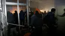 Para demonstran saat menyerang bank Rusia, Sberbank di Kyiv, Ukraina, (21/11). Tragedi kerusuhan 2014  memprotes digulingkannya Presiden Viktor Yanukovych yang dianggap setia kepada Rusia. (REUTERS/Valentyn Ogirenko)