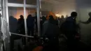 Para demonstran saat menyerang bank Rusia, Sberbank di Kyiv, Ukraina, (21/11). Tragedi kerusuhan 2014  memprotes digulingkannya Presiden Viktor Yanukovych yang dianggap setia kepada Rusia. (REUTERS/Valentyn Ogirenko)