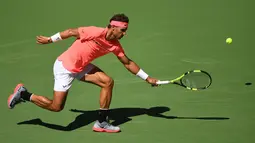 Petenis Spanyol, Rafael Nadal berusaha mengembalikan bola ke petenis Ukraina, Alexandr Dolgopolov pada putaran keempat turnamen AS Terbuka 2017 di New York, Senin (4/9). Nadal lolos ke perempatfinal usai menang tiga set langsung atas Dolgopolov (AP Photo)