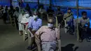 Warga India menunggu untuk divaksinasi COVID-19 di pusat vaksinasi di Mumbai, India (10/1/2022). Penyebaran varian Omicron yang cepat telah memicu lonjakan kasus baru hingga delapan kali lipat sejak awal tahun. (AP Photo/Rajanish Kakade)