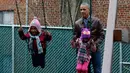 Keceriaan anak-anak saat bermain ayunan bersama Presiden AS Barack Obama di Washington DC, AS, Selasa (16/1). Obama menyumbangkan wahana bermain milik kedua putrinya yang dipasang di luar Oval Office. (AFP PHOTO / YURI GRIPAS)