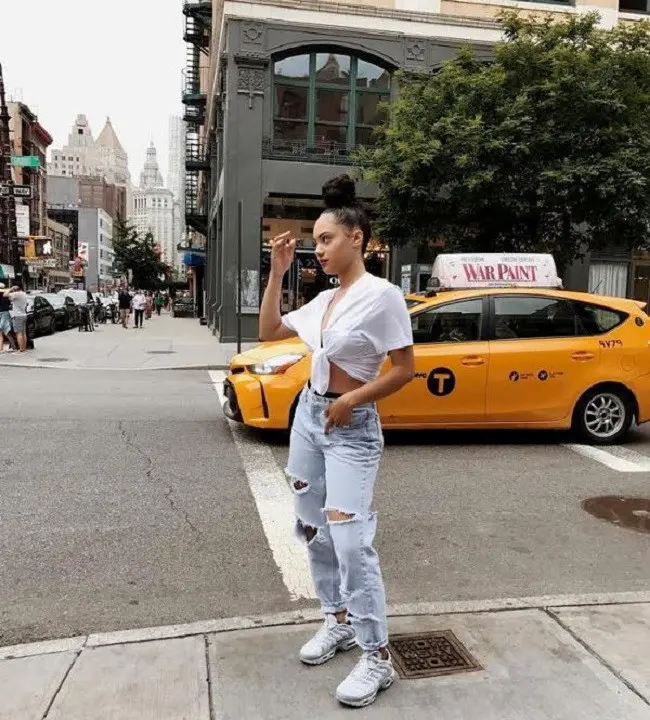 Sontek penampilan keren para fashion blogger dengan celana jeans robek yang trendi. (Foto: Happily Grey) 