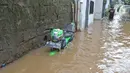 Sebuah motor terendam saat banjir melanda kawasan Cipinang Melayu, Jakarta Timur, Jumat (19/2/2021). Banjir di kawasan tersebut akibat curah hujan yang tinggi dan meluapnya air dari Kali Sunter. (Liputan6.com/Herman Zakharia)