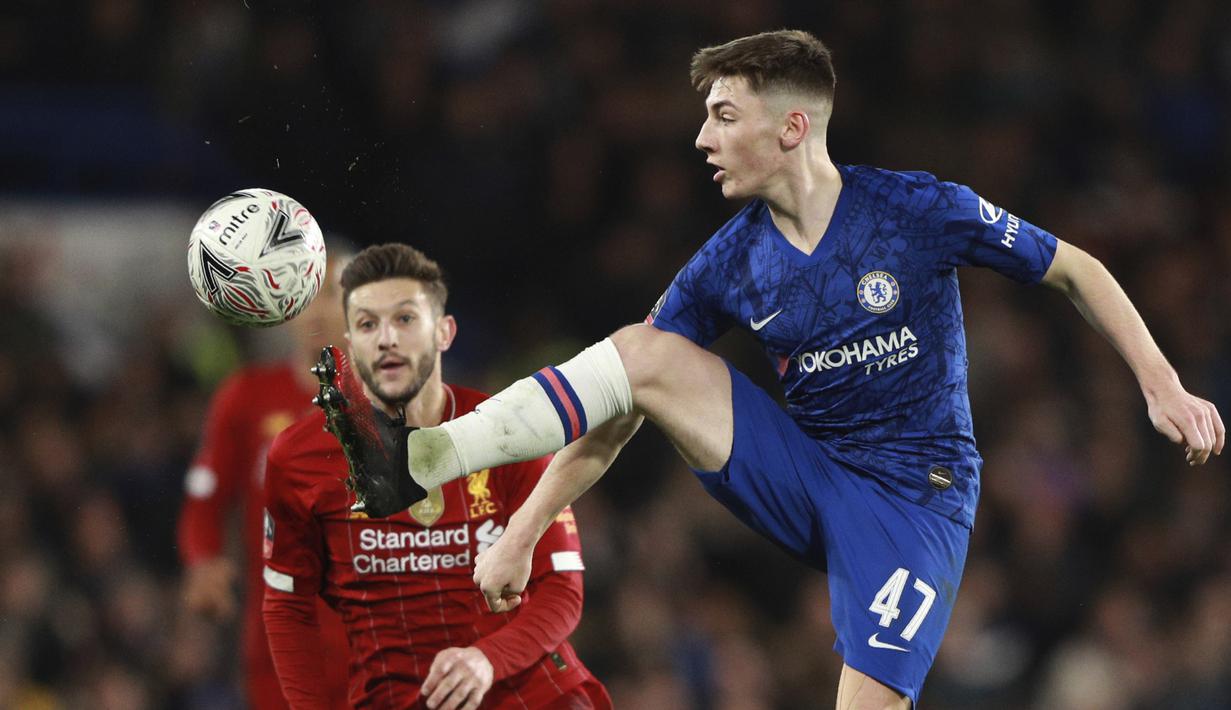Billy Gilmour adalah Gelandang muda Chelsea yang masih berusia 18 tahun. Potensi yang dimiliki Gilmour membuat Frank Lampard tak ragu memainkannya di level senior. (AP/Ian Walton)