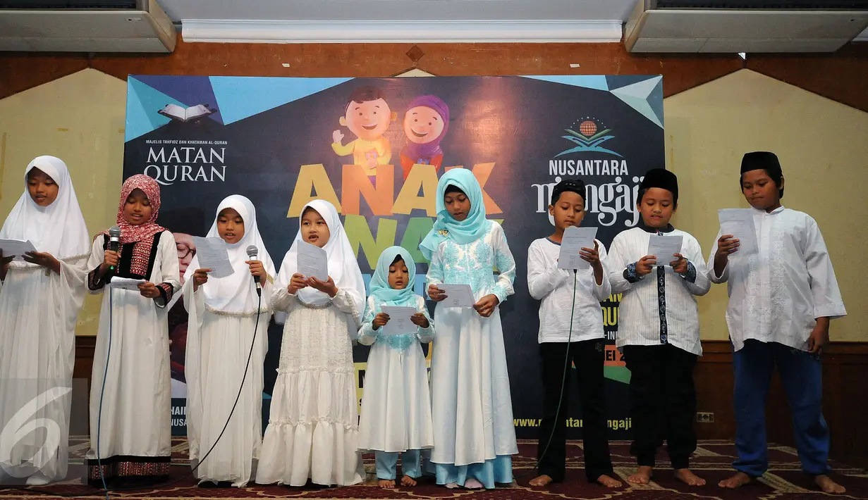 Sejumlah anak membaca ikrar saat peresmian Gerakan Anak Nusantara Mengaji di Masjid Agung Sunda Kelapa Jakarta, Kamis (5/5/2016). Gerakan ini dilaksanakan serentak di seluruh Indonesia, 7-8 Mei 2016. (Liputan6.com/Helmi Fithriansyah)