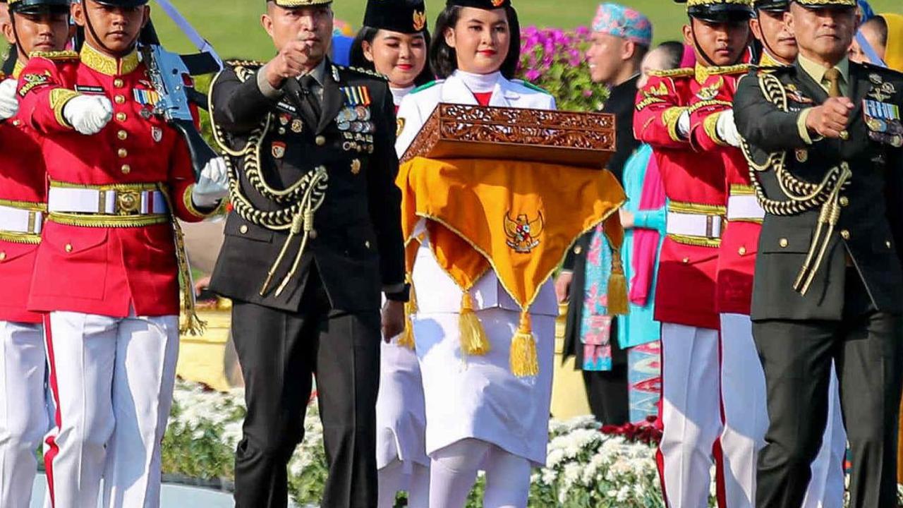 Tim Purna Paskibraka 2023  membawa replika bendera merah putih dan naskah proklamasi selama kirab di kawasan Monumen Nasional (Monas), Jakarta, Sabtu (10/8/2024). Melalui kirab ini, bendera merah putih dan naskah proklamasi resmi meninggalkan Monas untuk 