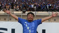 Dirigen Viking, Yana Umar sedang memimpin rekan-rekan Viking untuk memberikan semangat bagi Persib agar bisa meraih kemenangan, saat menjamu Pusamania Borneo FC. (Bola.com/Arief Bagus)