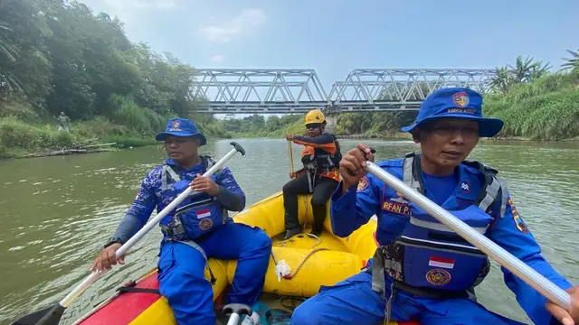Evakuasi bocah yang tenggelam di Sungai Comal, Pemalang. (Foto: Liputan6.com/Humas Polres Pemalang)