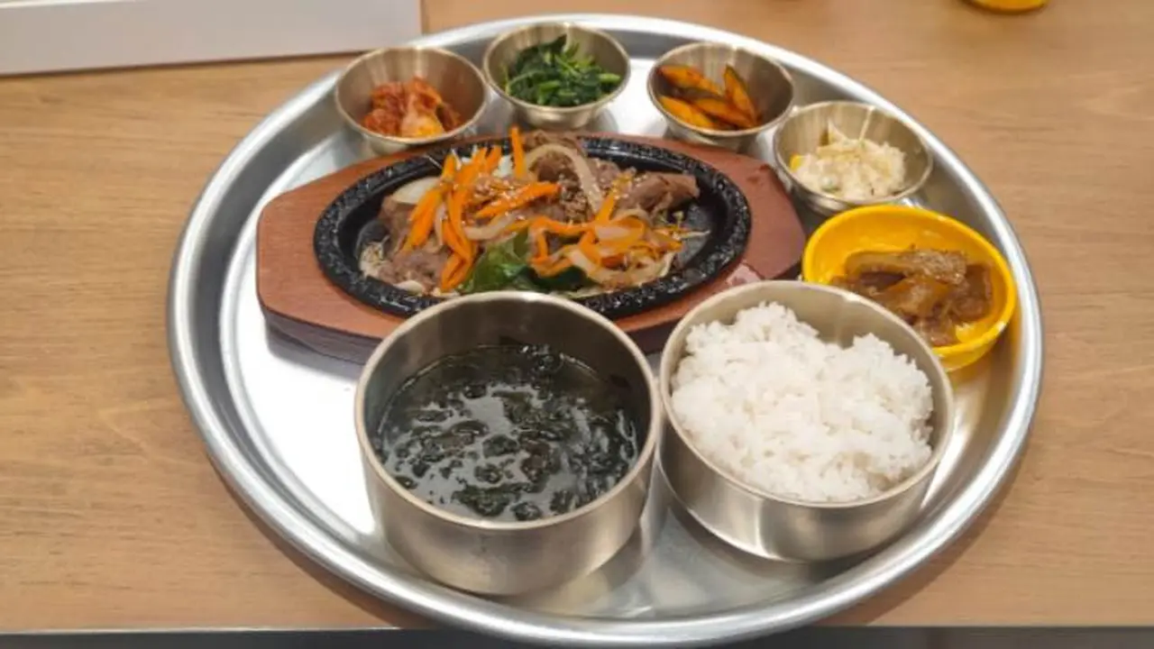 Terinspirasi Drama Reply 1988, 88Seoul Sajikan Masakan Rumahan Korea yang Sesuai dengan Lidah Orang Indonesia.  (Liputan6.com/Henry)