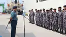 Pangkoarmada l Laksamana Muda, Yugo Margono (kiri) memberi arahan pada awak KRI Semarang-594 yang tiba di dermaga 203, Jakarta, Jumat (15/3). Kapal itu untuk memperkuat Unsur Satfib Komando Armada (Koarmada) I TNI AL (Liputan6.com/Helmi Fithriansyah)
