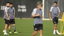 Pemain baru Inter Miami, Luis Suarez (kanan) berlatih bersama Lionel Messi dan Jordi Alba (kiri) saat latihan pramusim Inter Miami di Florida Blue Training Center, dekat DRV PNK Stadium, Florida, Fort Lauderdale, Sabtu (13/01/2024) waktu setempat. (AP Photo/Rebecca Blackwell)