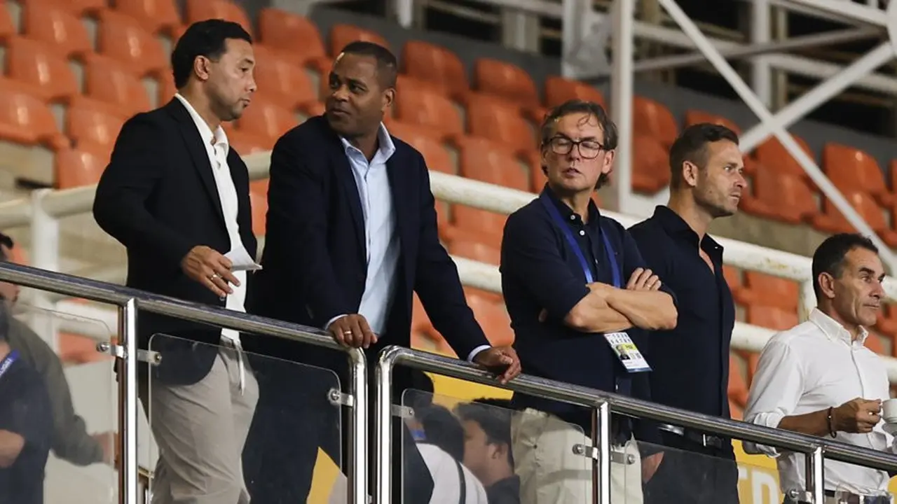 Patrick Kluivert beserta jajaran tim kepelatihan Timnas Indonesia hadir dalam laga BRI Liga 1 antara Dewa United vs Persija Jakarta di Stadion Pakansari, Sabtu (8/2/2025). (c) Bola.net/Abdul Aziz