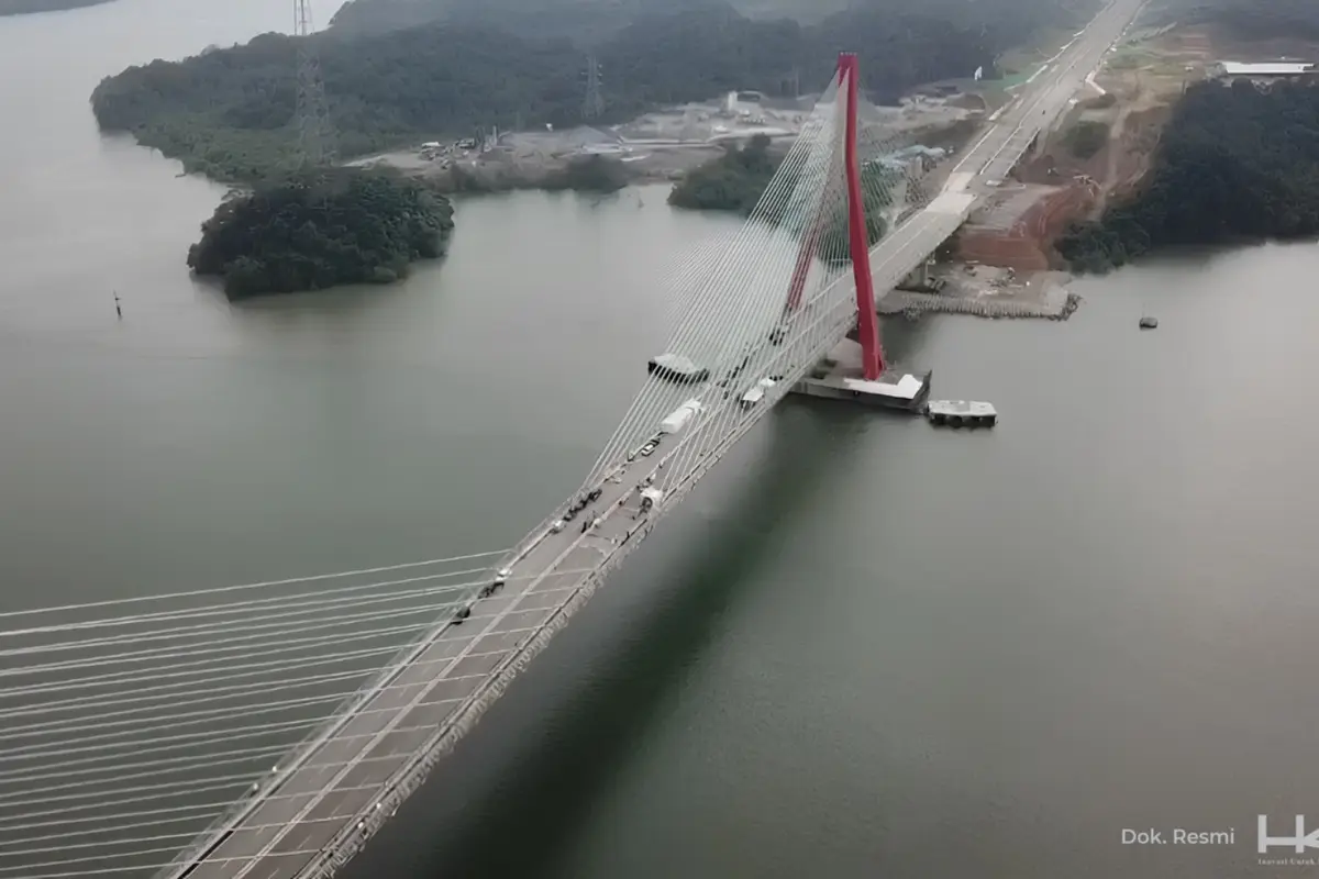 Presiden Jokowi meresmikan Jembatan Pulau Balang yang menghubungkan Kota Balikpapan dengan Kabupaten Penajam Paser Utara yang nantinya menjadi lokasi IKN