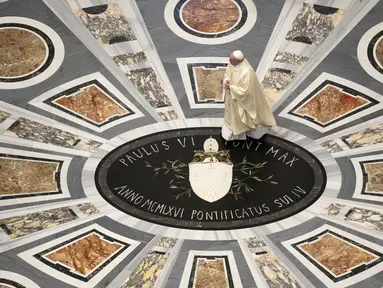 Paus Fransiskus tiba untuk merayakan misa peringatan 100 tahun kelahiran Paus Yohanes Paulus II di Basilika Santo Petrus, Vatikan, Senin (18/5/2020). Basilika Santo Petrus kembali dibuka untuk peziaran maupun turis mulai 18 Mei 2020. (Vatican Media via AP)
