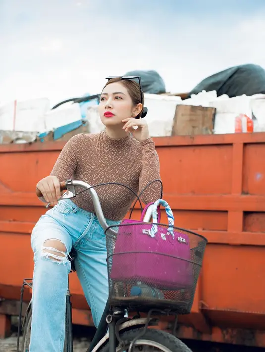 Tampil santai dengan sweater model turtle neck, istri Tom Liwafa memilih memadukannya dengan ripped jeans. Bahkan, kacamata yang dipakai olehnya pun menambah nilai plus dalam penampilan simpelnya yang tetap terlihat stylish.(Liputan.com/IG/@deltahesti)