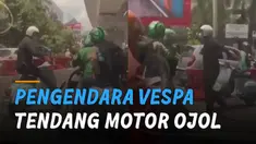 Tidak terima motornya kesenggol, seorang pria pengendara motor vespa tendang motor ojek online.