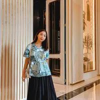 Ia juga terlihat semakin stylish dengan printed shirt, dan paduan rok denim. (Foto: Instagram/ Winona Willy).