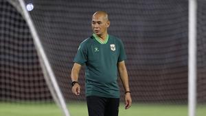 Pelatih Timnas Indonesia U-17, Kurniawan Dwi Yulianto, saat memimpin sesi latihan timnya di Stadion Gelora 10 November, Surabaya, Jawa Timur, Sabtu (18/4/2026) malam WIB. Tim Garuda Muda dijadwalkan akan bersua Timnas Vietnam U-17 pada laga terakhir Grup A Piala AFF U-17 2026 di 
Stadion Gelora Delta, Sidoarjo, Minggu (19/04/2026) malam WIB. (Bola.com/Muhammad Iqbal Ichsan)
