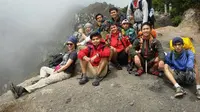 Bukti kedekatan Sophia Mueller dengan Ariel NOAH muncul. Kali ini mereka tampak naik gunung Gede Pangrango.