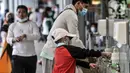 Calon penumpang mencuci tangan di di Stasiun Pasar Senen, Jakarta, Senin (3/5/2021). Lonjakan penumpang diperkirakan berlangsung hingga 5 Mei mendatang. (merdeka.com/Iqbal S. Nugroho)