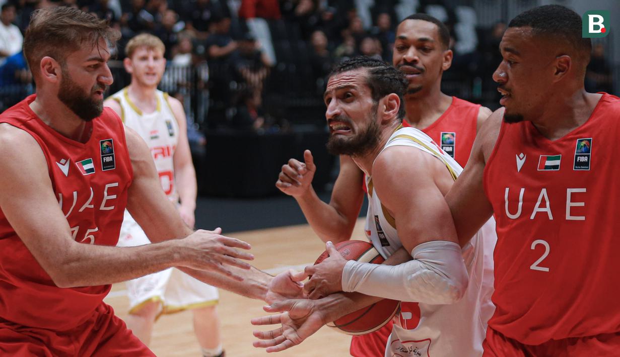 Pemain Timnas Basket Suriah, Hani Adribe (tengah) berusaha melewati penjagaan dua pemain Uni Emirat Arab, Jasim Mohamed Almaazmi (kiri) dan Ahmed Abdullateef Albreiki pada laga hari pertama Indonesia International Basketball Invitational 2023 melawan Suriah di Indonesia Arena, Senayan, Jakarta, Rabu (02/08/2023). Laga dimenangankan oleh UEA dengan skor 63-61. (Bola.com/Bagaskara Lazuardi)