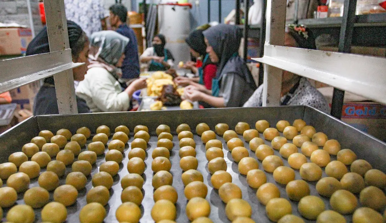 Berbagai jenis kue kering skala rumahan seperti nastar, putri salju, mete coklat dan kastengel tersebut dijual dengan harga Rp 42.000 hingga Rp 175.000 per toples. Tampak dalam foto, pekerja memproduksi berbagai jenis kue kering di Botisha Cookes Kampung Nastar, Larangan, Tangerang, Banten, Kamis 12 Maret 2026. (merdeka.com/Arie Basuki)