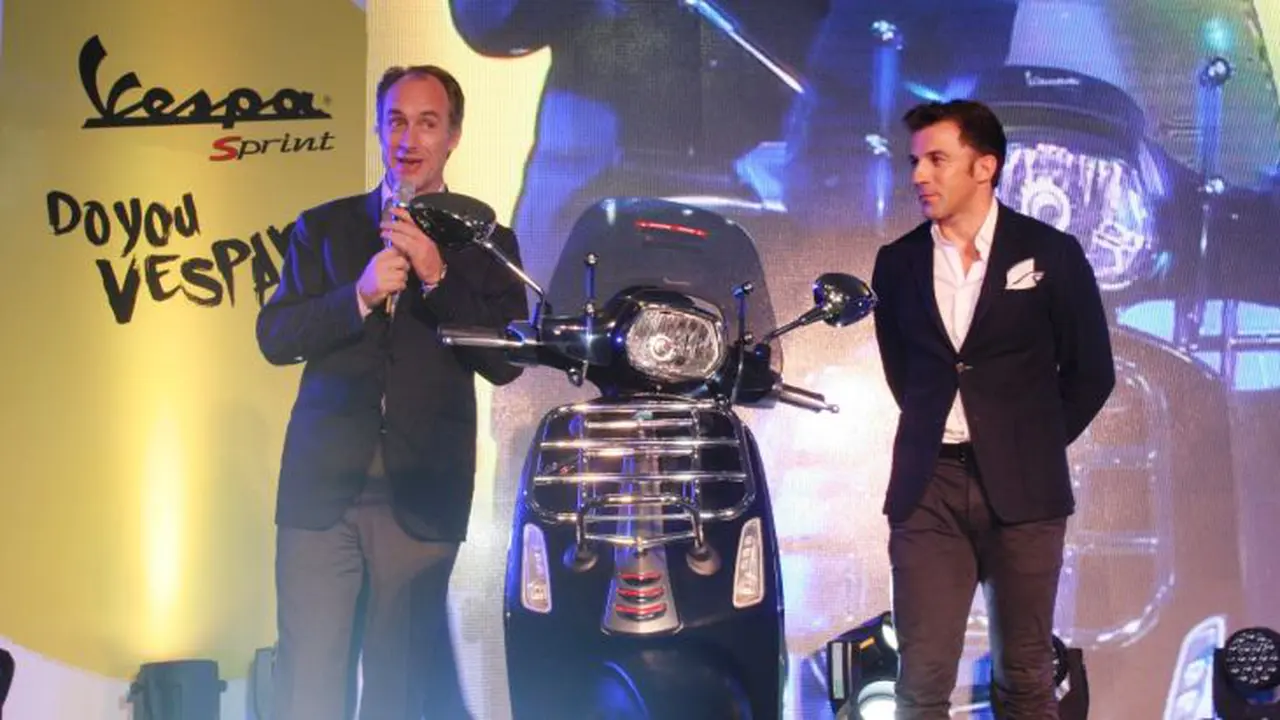 Del Piero Ramaikan Vespa Day di Vietnam