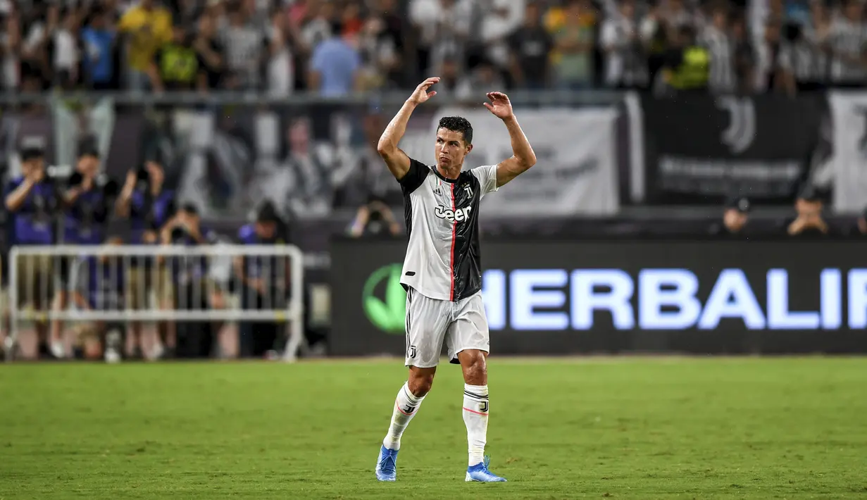 Penyerang Juventus, Cristiano Ronaldo berselebrasi usai mencetak gol ke gawang Inter Milan dalam laga International Champions Cup 2019 di Nanjing Olympic Sports Center Gymnasium, China (24/7/2019). Juventus menang adu penalti atas Inter Milan 4-2 (1-1). (Li Bo/Xinhua via AP)