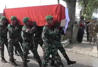 Kepulangan Praka Rico Pramudia kali ini bukan untuk melepas rindu keluarga, melainkan untuk peristirahatan terakhir. (Liputan6.com/Reza Efendi)