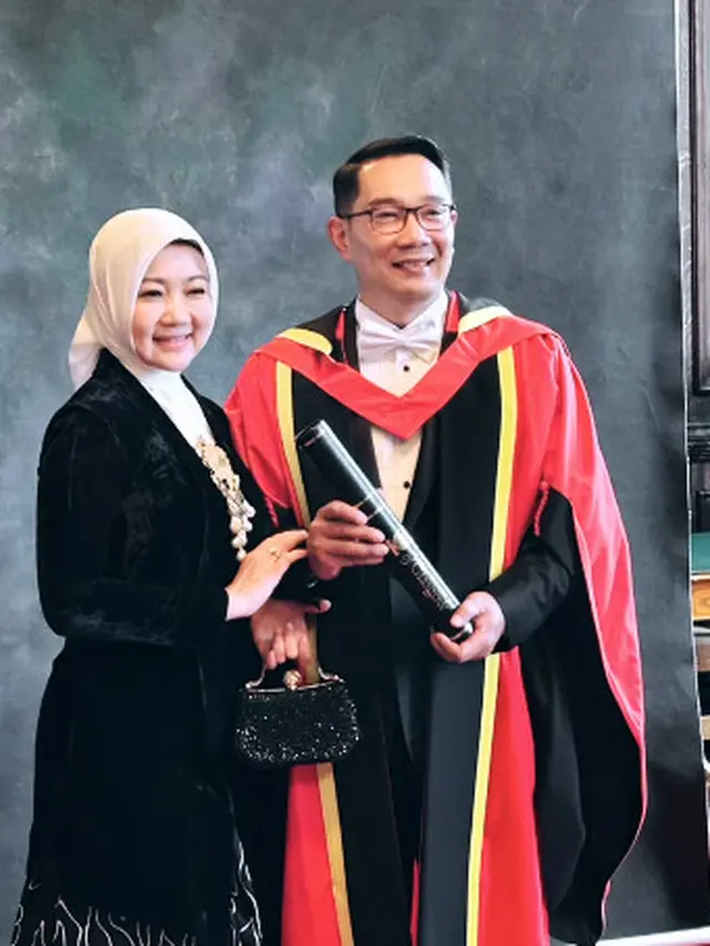 Gaya Kompak Atalia Praratya dan Camillia Azzahra Kenakan Kebaya Hitam di Wisuda Doktoral Ridwan Kamil