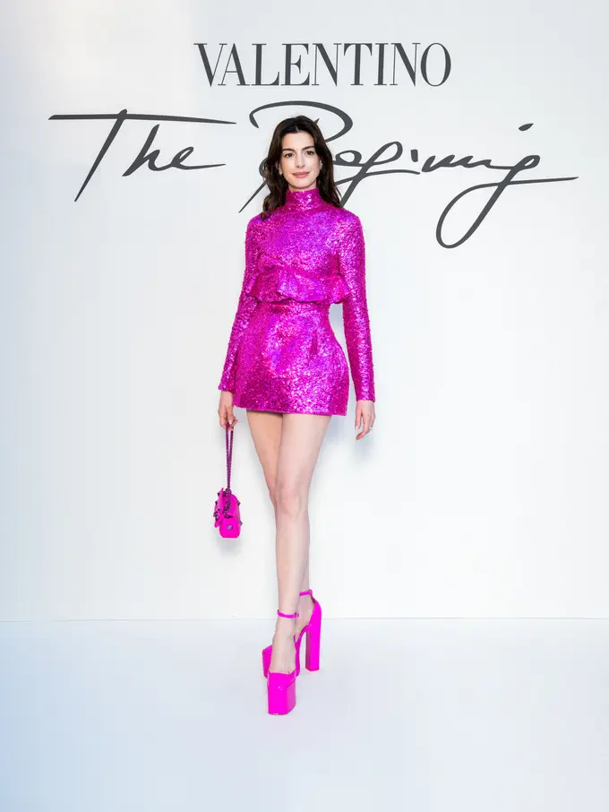 Parade Busana Bernuansa Magenta di Valentino The Beginning Haute