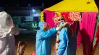 Dinyatakan Positif Covid-19 di Hari Pernikahannya, Pasangan Ini Nekat Nikah Pakai APD