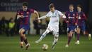 Pemain Barcelona, Pau Cubarsi (kiri) membayang-bayangi pemain pemain Napoli, Jesper Lindstrom pada laga leg kedua babak 16 besar Liga Champions 2023/2024 di Estadio Olimpico Lluis Companys, Barcelona, Spanyol, Rabu (13/3/2024) dini hari WIB. Barcelona menang dengan skor 3-1 (agregat 4-2). (AP Photo/Emilio Morenatti)