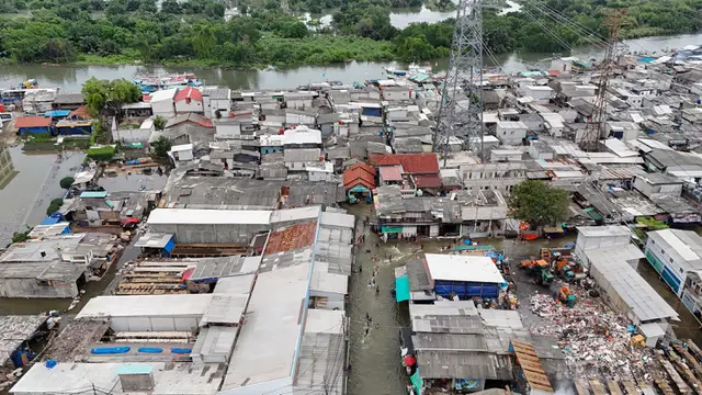 Pemandangan Udara Pesisir Jakarta yang Terendam Banjir Rob