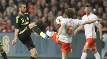 Duel panas terjadi di laga persahabatan antara Belanda melawan Spanyol di Amsterdam Arena, Belanda, Rabu (1/4/2015). Belanda menang 2-0 atas Spanyol. (REUTERS/Toussaint Kluiters)