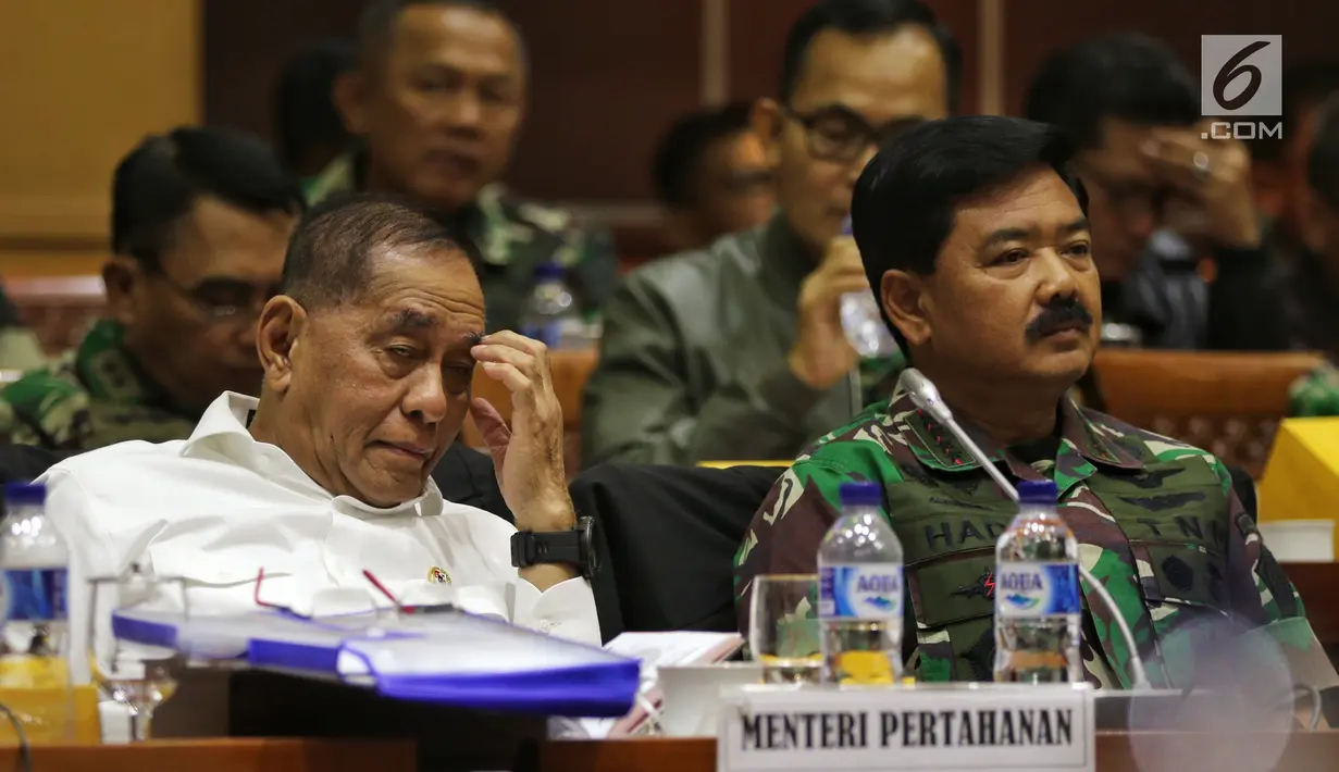 Menhan Ryamizard Ryacudu bersama Panglima TNI Marsekal TNI Hadi Tjahjanto rapat kerja dengan Komisi I DPR, Jakarta, Rabu (23/1). Rapat juga membahas pembahasan isu-isu aktual di bidang pertahanan keamanan. (Liputan6.com/JohanTallo)
