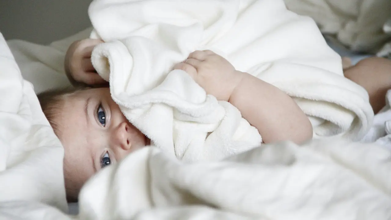 Bayi berbaring di tempat tidur