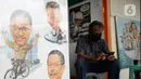 Seorang pelukis bermain ponsel di samping lukisan tokoh-tokoh nasional di Depan Pasar Baru, Jakarta, Kamis (24/12/2020). Para pelukis memasarkan lukisannnya dengan harga bervariasi dari dari Rp 500 ribu hingga Rp 2,5 juta. (merdeka.com/Dwi Narwoko)