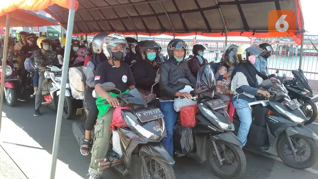 Kendaraan roda duayang hendak menyeberang ke Bali mulai padat di Pelabuhan Ketapang Banyuwangi (Hermawan Arifianto/Liputan6.com)