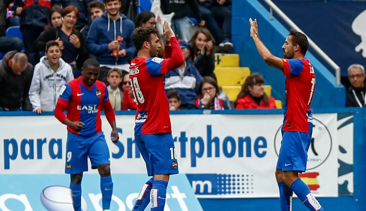 Pemain Levante, Victor Casadesus (tengah) mencetak satu gol saat timnya menang atas Atletico Madrid pada lanjutan La LIga Spanyol pekan ke-37 di Stadion Ciutat de Valencia,  Valencia, (8/5/2016). (AFP/Biel Alino)