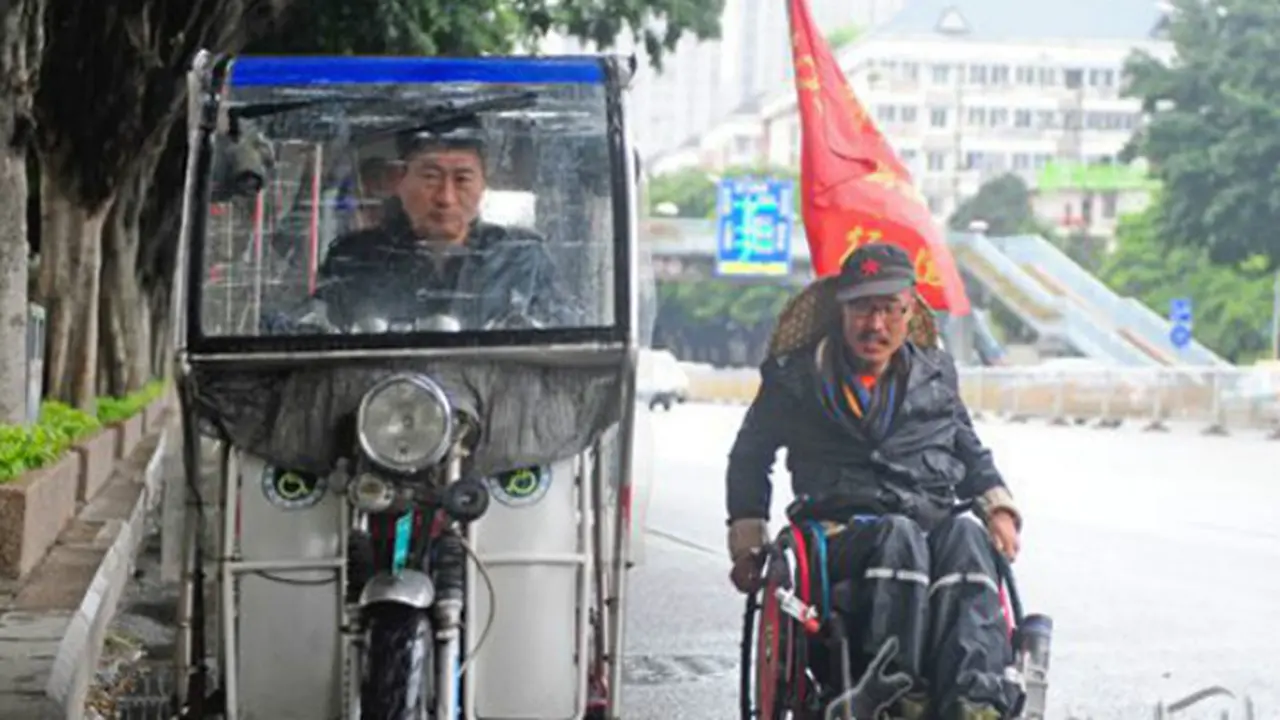 Pantang Menyerah, Pria Ini Pakai Kursi Roda Keliling China