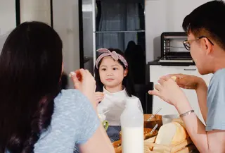 Anak yang percaya diri cenderung lebih berani mencoba hal baru, mampu bersosialisasi dengan baik, serta tidak mudah menyerah saat menghadapi kegagalan. (foto/dok: freepik/tirachardz)