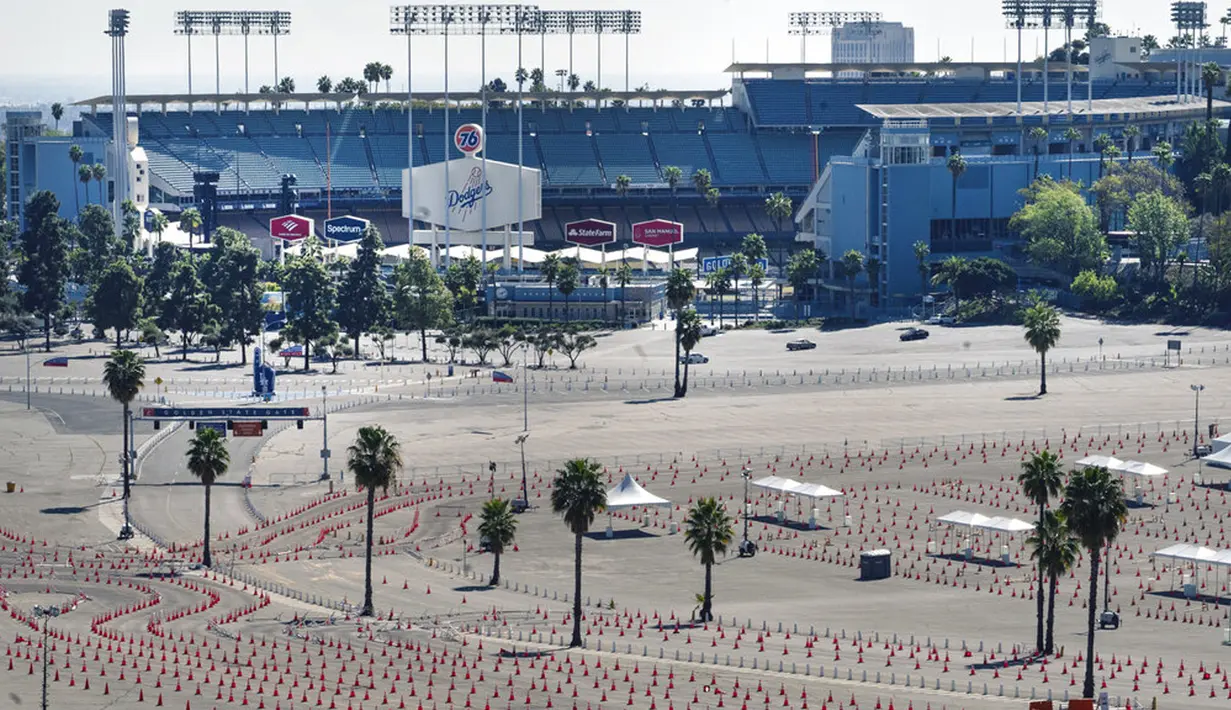 Tempat parkir Stadion Dodger yang menjadi pusat vaksinasi COVID-19 massal terlihat kosong dari aktivitas, Los Angeles, Amerika Serikat, Jumat (19/2/2021). California menutup beberapa pusat vaksinasi menyusul badai musim dingin yang menghambat pengiriman dosis. (AP Photo/Damian Dovarganes)