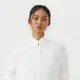Kemeja putih dapat menjadi pilihan outfit yang praktis karena mudah dipadukan dengan berbagai bawahan dan aksesori. (Foto/Dok: MASHIRO&Co.)