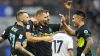 Penyerang Inter Milan Edin Dzeko merayakan dengan rekan setimnya setelah mencetak gol ke gawang  Bologna pada laga Liga Italia di Stadion Giuseppe Meazza, Milan, Sabtu, 18 September 2021. Inter Milan mengalahkan Bologna 6-1 (AP Photo / Luca Bruno)