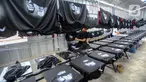 Pekerja melakukan proses penyablonan kaus di sebuah UMKM konveksi sablon rumahan Sinergi Adv, Srengseng Sawah, Jakarta, Rabu Jumat (25/10/2023). Permintaan kaus partai politik, calon presiden-calon wakil presiden, dan calon legislatif meningkat hingga 400 persen dalam beberapa bulan terakhir. (merdeka.com/Arie Basuki)