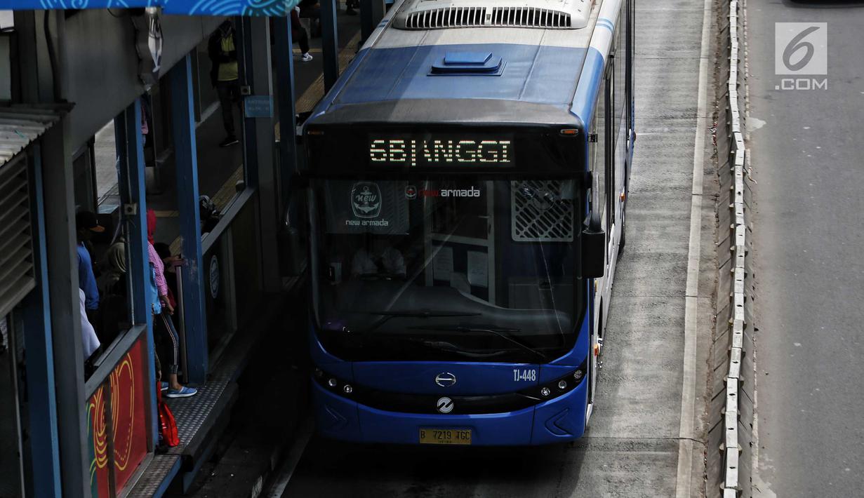 Penumpang bersiap menaiki bus Transjakarta di halte Tosari, Jakarta, Rabu (11/7). Pemprov DKI menyiapkan 1.500 bus Transjakarta untuk mendukung mobilitas warga, atlet, offisial dan jurnalis peliput pertandingan Asian Games. (Liputan6.com/Faizal Fanani)