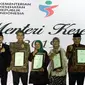 Menkes Terawan Agus Putranto (kedua kiri) bersama peraih Anugerah Menteri Kesehatan 2019 di Jakarta, Selasa (12/11/2019). Penghargaan diberikan kepada yang berjasa dalam pembangunan bidang kesehatan, salah satunya Komisaris Utama Emtek Grup Eddy Sariaatmadja (kedua kanan). (Liputan6.com/Johan Tallo)