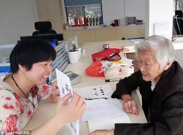 Nenek Zhao belajar bersama guru privatnya | Photo: Copyright dailymail.co.uk