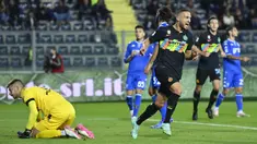 Pemain Inter Milan Danilo D'Ambrosio melaukan selebrasi usai mencetak gol ke gawang Empoli pada pertandingan Serie A Liga Italia di Stadion Carlo-Castellani, Empoli, Italia, 27 Oktober 2021. (Alberto PIZZOLI/AFP)